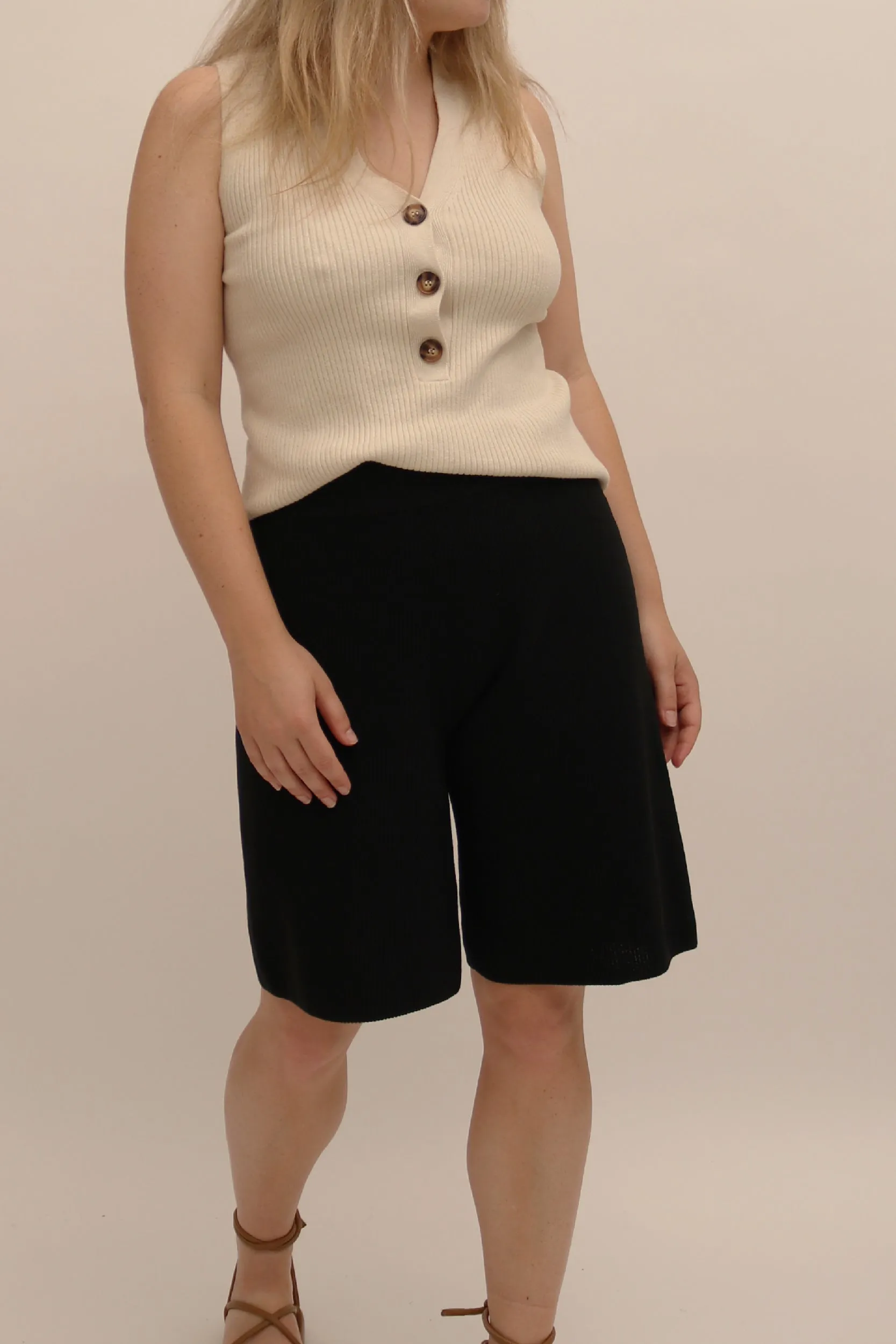 BUTTON DETAIL KNIT VEST TOP